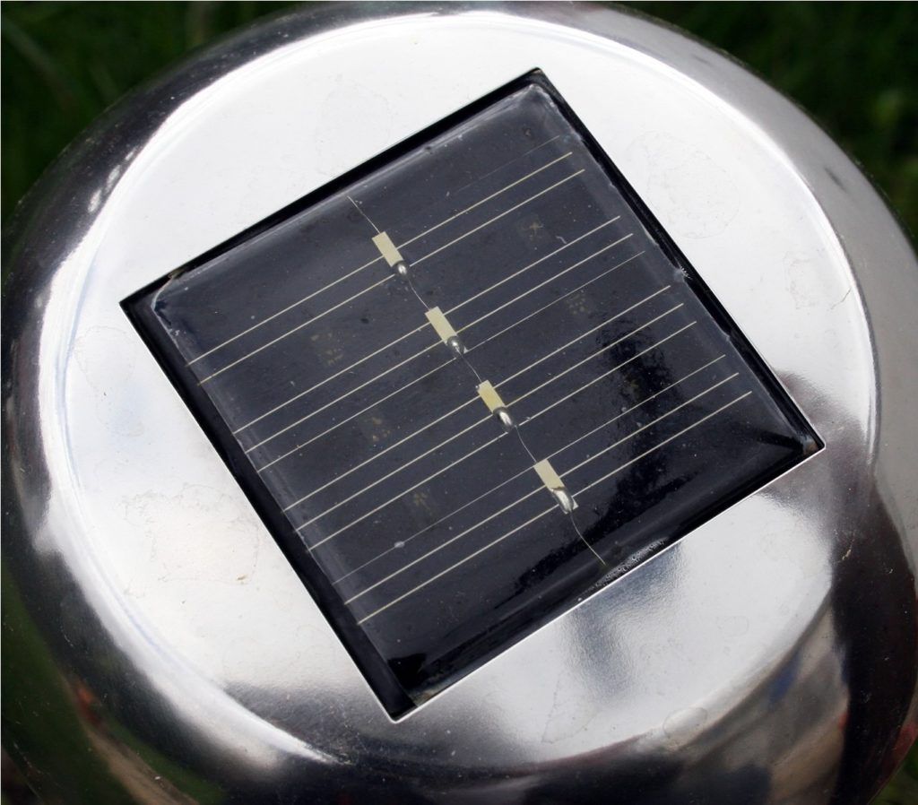A single monocrystalline solar cell